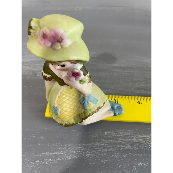 Vintage 4” Porcelain Sitting Girl Figurine Holding Flower Ceramic 3871 - Picture 7 of 8